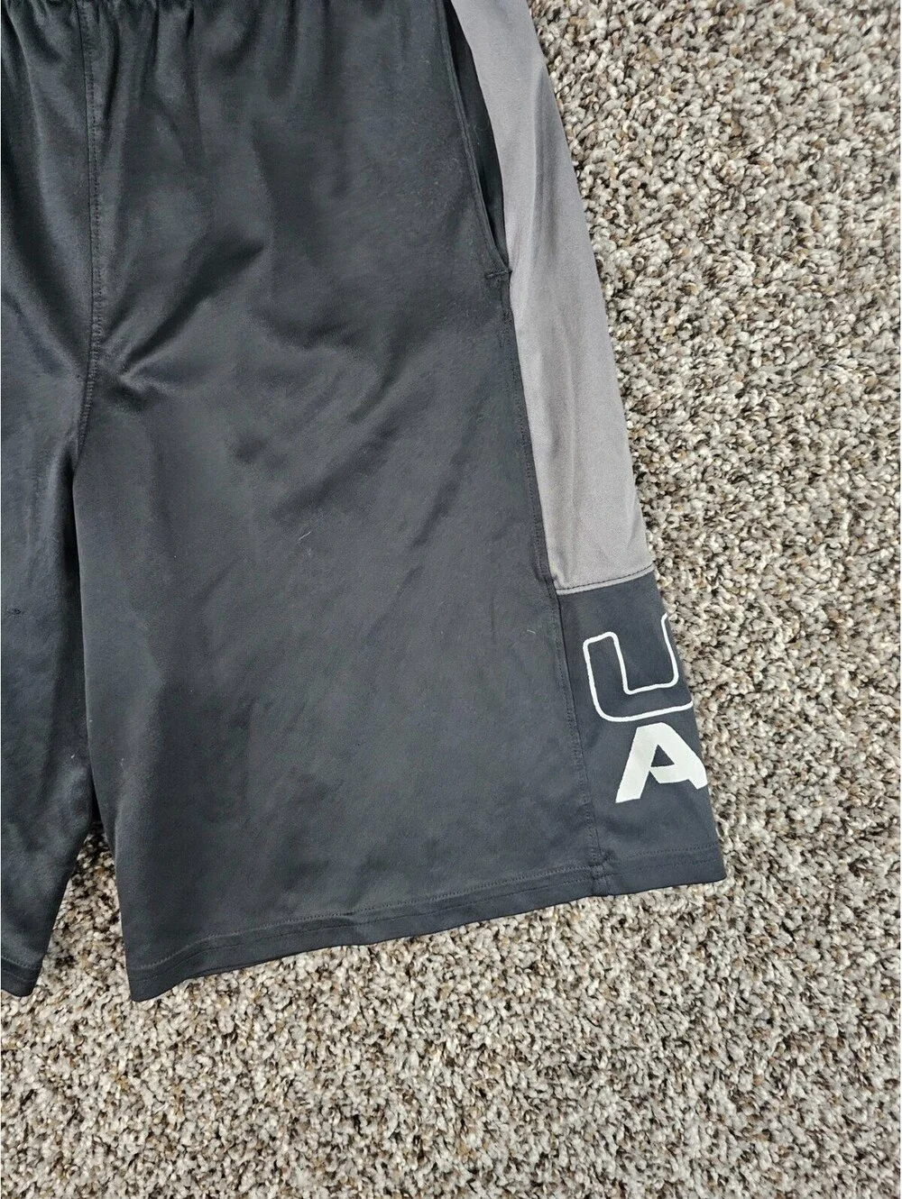 Under Armour Boys Sz L Loose Fit Athletic Basketball Shorts Black Gray